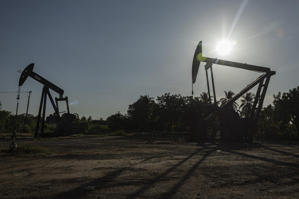 Precio del petróleo baja con la mirada puesta en las conversaciones de paz en Ucrania