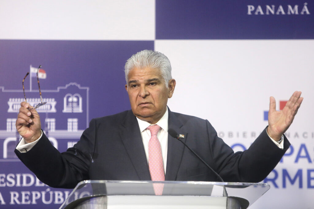 Panamá devolverá a 119 migrantes deportados desde EEUU tras servir como "puente"