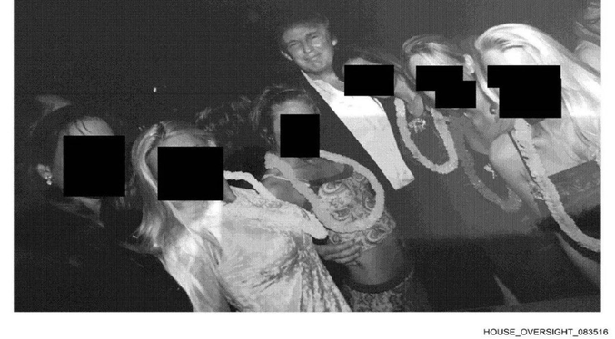 Publican fotos de Trump en la mansión de Jeffrey Epstein