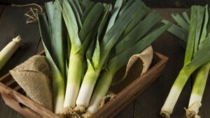 Puerros asados, una receta económica, sencilla y perfecta para servir en Navidad