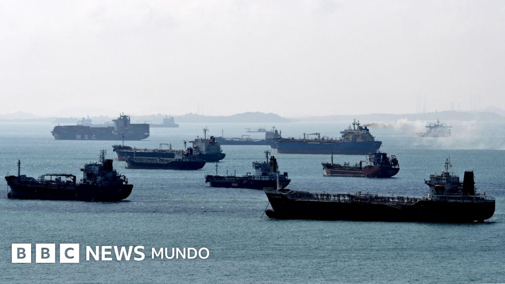 Qué es la flota de buques fantasma por la que se acusa a Venezuela de burlar las sanciones para exportar su petróleo