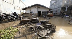 Reportan más de 700 muertos por las inundaciones en Indonesia