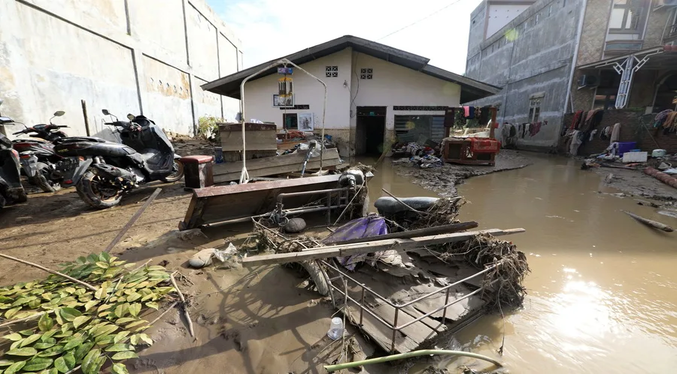 Reportan más de 700 muertos por las inundaciones en Indonesia