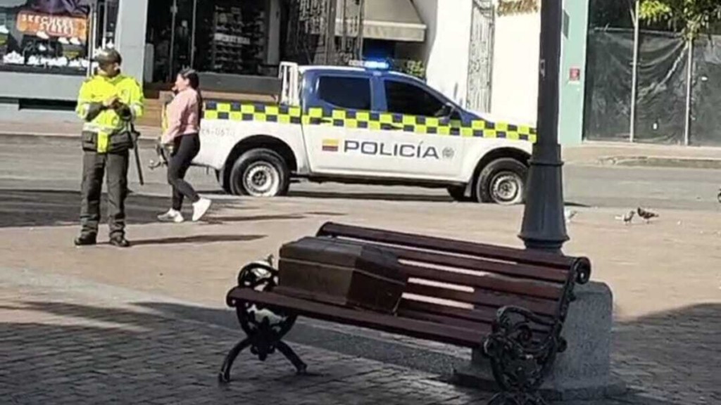 Revuelo por el misterioso y pequeño ataúd que desconocidos dejaron abandonado en la Plaza de Nariño, en pleno centro de Pasto: ¿qué contenía?