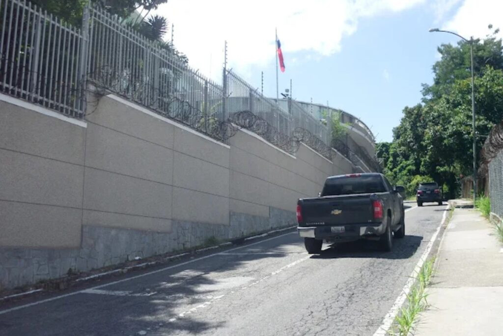 Rusia comenzó a evacuar a las familias de los diplomáticos en Venezuela, según AP