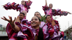 Salsódromo lleno, lluvia constante y miles de asistentes disfrutando de la tradición cultural