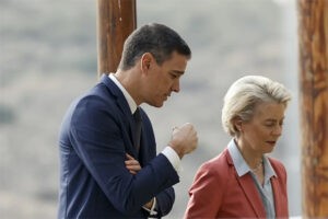Sánchez pide a Von der Leyen que mantenga el veto al motor de combustión en 2035