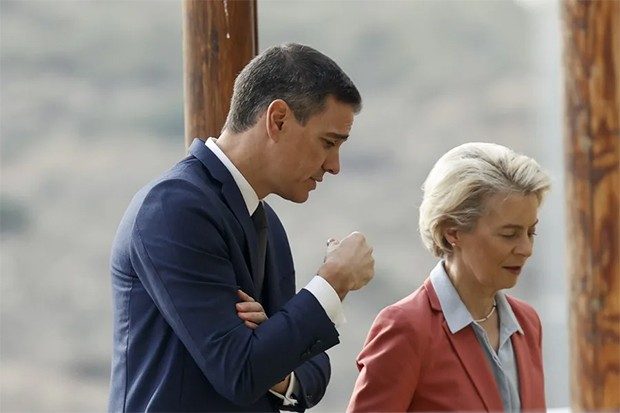 Sánchez pide a Von der Leyen que mantenga el veto al motor de combustión en 2035
