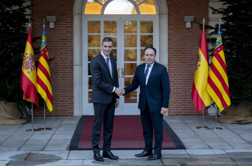 Sánchez se compromete con Pérez Llorca a constituir una Comisión Mixta de reconstrucción tras la dana