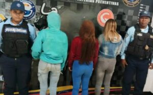 Se cayeron a golpes en una buseta y fueron capturadas