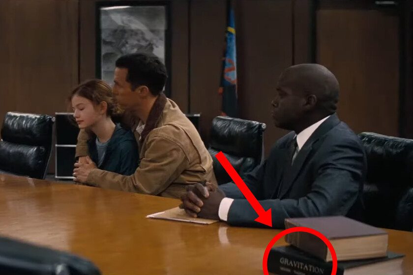Si paras Interstellar en el minuto 26:50 verás el libro de una persona clave para que la película fuese tan absurdamente increíble