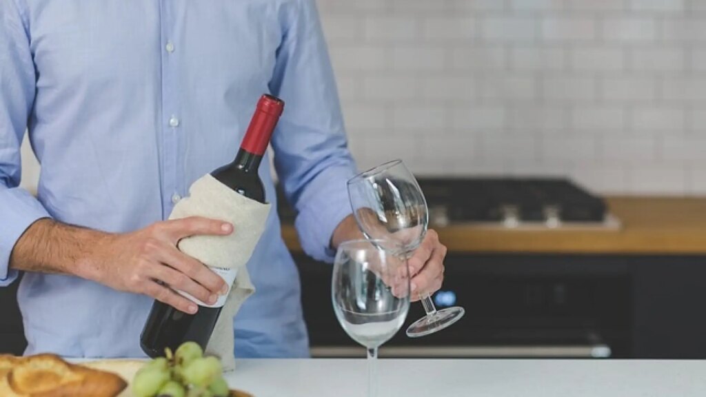 Si por Navidad te vas a gastar un pastón en vino, aprende a servirlos bien para apreciar todo lo que llevan dentro