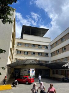 Sin reactivos y tubos de ensayo el laboratorio del Seguro