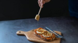 Sobrasada vegetal de boniato con tomates secos, una idea barata de aperitivo que se hace en 10 minutos y no falla