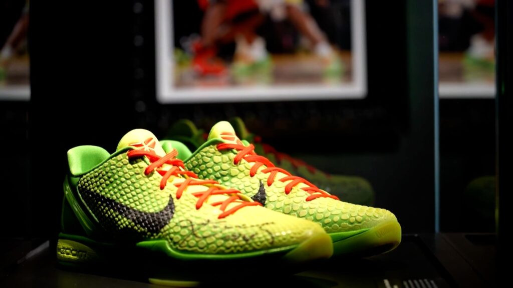 Subastan por 10 millones de dólares las zapatillas de Kobe Bryant en juego de Navidad 2010 (Fotos) - AlbertoNews
