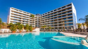 Suspensión de vuelos afecta reservas hoteleras, pero «impulsa el turismo interno» en Venezuela
