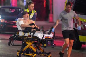 TIROTEO SÍDNEY | Dos detenidos tras un presunto ataque a tiros contra bañistas en la playa australiana de Bondi | elperiodico.com