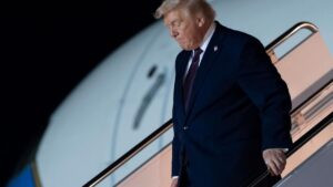 TRUMO JEFFREY EPSTEIN | Trump voló al menos 8 veces en el avión privado de Epstein, según nuevos archivos del caso | elperiodico.com