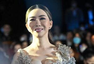 Tailandia congeló activos de la copropietaria de Miss Universo que sigue prófuga