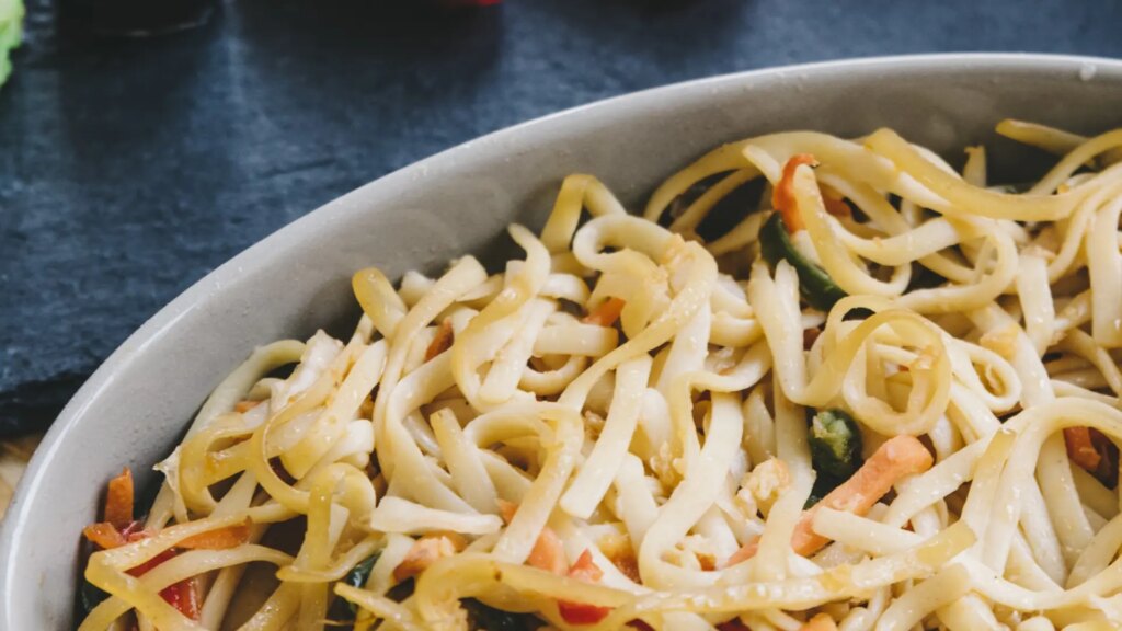 Tallarines con gambas y verduras, la receta asiática más famosa que puedes hacer por menos de 3 euros la ración