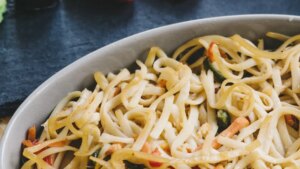 Tallarines con gambas y verduras, la receta asiática más famosa que puedes hacer por menos de 3 euros la ración