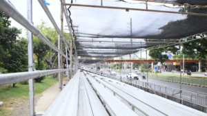 Tan solo a pocas horas de que empiecen las emociones del Salsódromo de la Feria de Cali, así avanza el montaje de las graderías para los desfiles