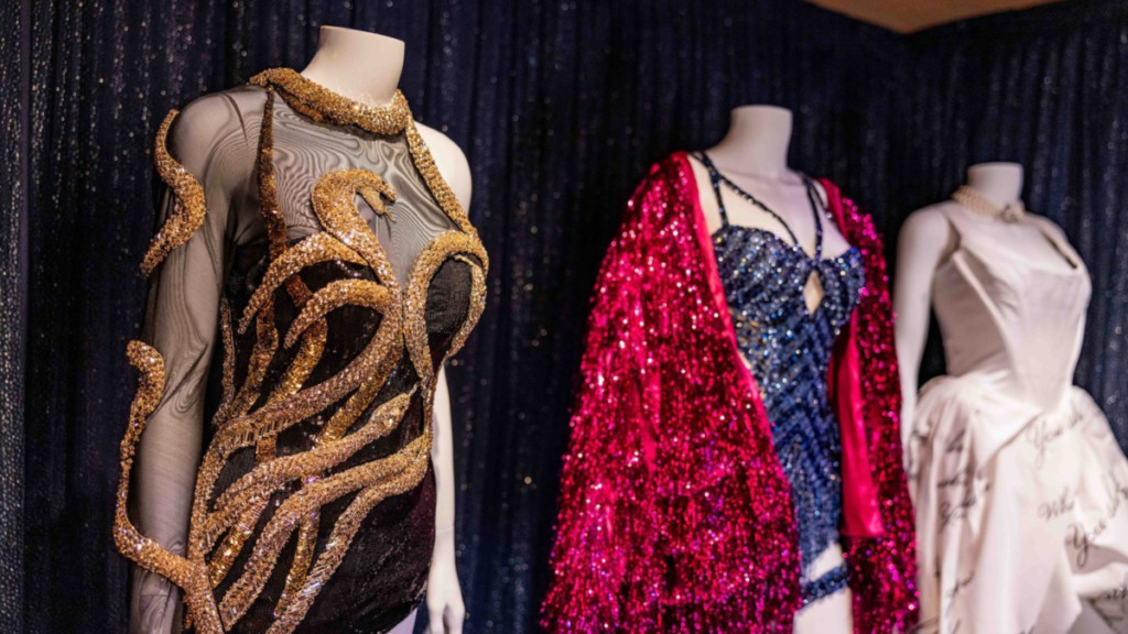 Taylor Swift inaugura exhibición de vestuarios de The Eras Tour en Walt Disney World