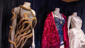Taylor Swift inaugura exhibición de vestuarios de The Eras Tour en Walt Disney World