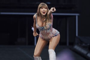 Taylor Swift reparte fortuna de $197 millones entre su equipo
