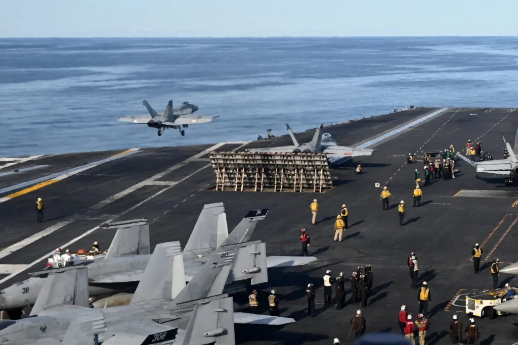 The New York Times | El despliegue prolongado de portaaviones en el Caribe proyecta la fuerza de EE. UU., y acarrea costos - AlbertoNews