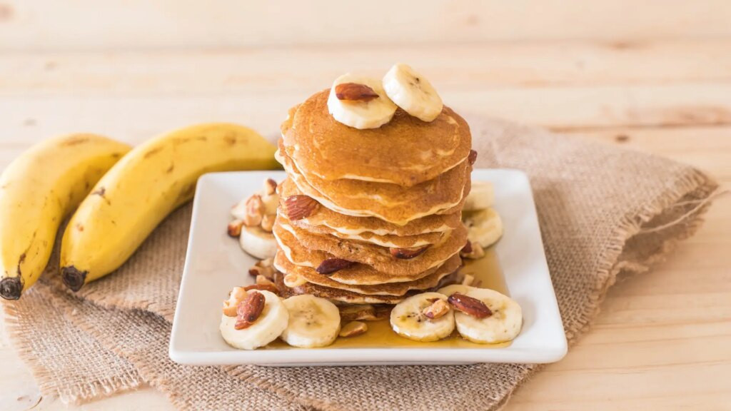Tortitas de avena y plátano, un desayuno saludable, rápido y económico para endulzar el día