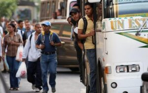 Transportistas en Caracas aumentan pasaje urbano