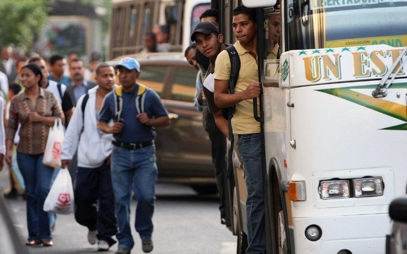 Transportistas en Caracas aumentan pasaje urbano