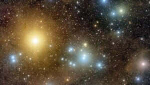 Tres agujeros negros supermasivos activos aparecen en el mismo sistema galáctico. La observación confirma cómo las fusiones alimentan a estos objetos extremos