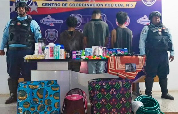Tres jóvenes fueron capturados al hurtar un local comercial en Falcón