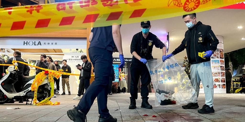 Tres muertos y nueve heridos en un ataque con cuchillo y bombas de humo en dos estaciones de metro de Taipéi
