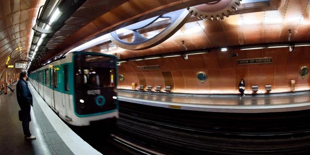Tres mujeres heridas tras un ataque con cuchillo en el metro de París