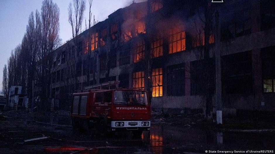 Tres niños y un adulto heridos en ataques rusos a Ucrania – DW – 31/12/2025