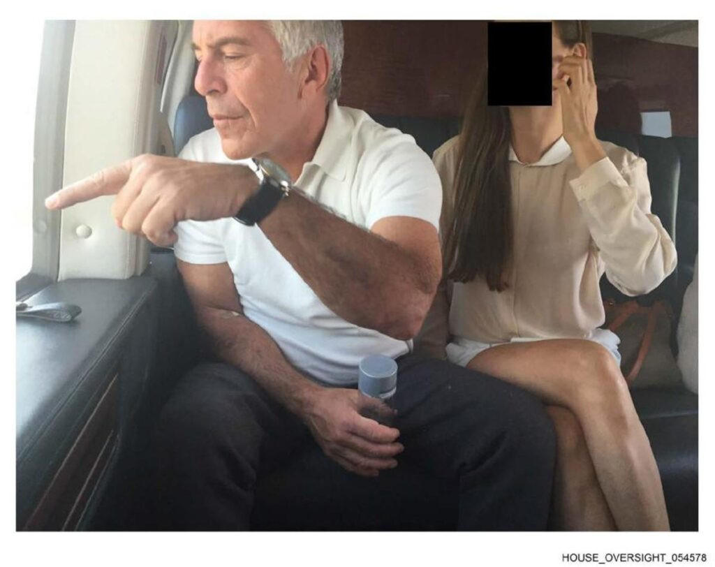 Epstein viaja en compañía de una mujer no idenfiticada Foto de los archivos desclasificados del caso.