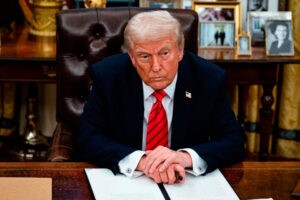 Trump anuncia bloqueo a petroleros sancionados y dice que Venezuela robó activos a EEUU