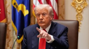 Trump anuncia bloqueo total a petroleros sancionados
