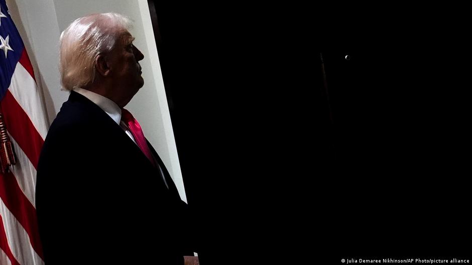 Trump defiende su gestión económica ante baja popularidad – DW – 10/12/2025