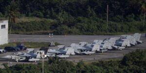 Trump desplegó cazas F-18 sobre el Golfo de Venezuela mientras Machado salía a Curazao