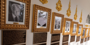 Trump instala placas en la Casa Blanca con ofensas contra Obama y llama a Biden «dormilón»