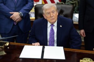 Trump minimiza nuevas fotos con Epstein publicadas por el Congreso: «No son gran cosa» – AlbertoNews