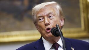 Trump propone cancelar las licencias de las televisiones de EEUU que le son críticas