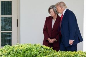 Trump quiere destruir lanchas hasta que Maduro se rinda, dice su jefa de gabinete