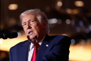 Trump se opone a que Warner Bros. conserve CNN en cualquier acuerdo de fusión
