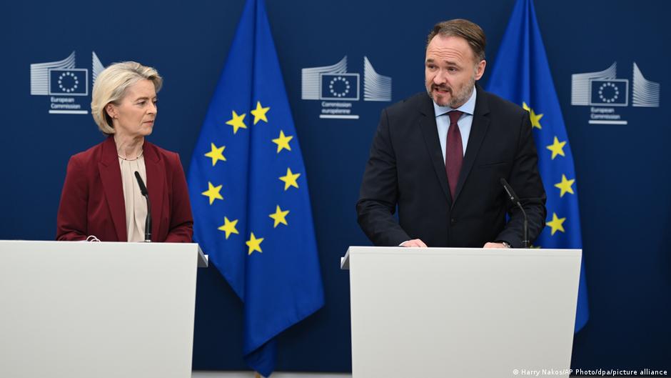 UE prohíbe importaciones de gas ruso para finales de 2027 – DW – 03/12/2025