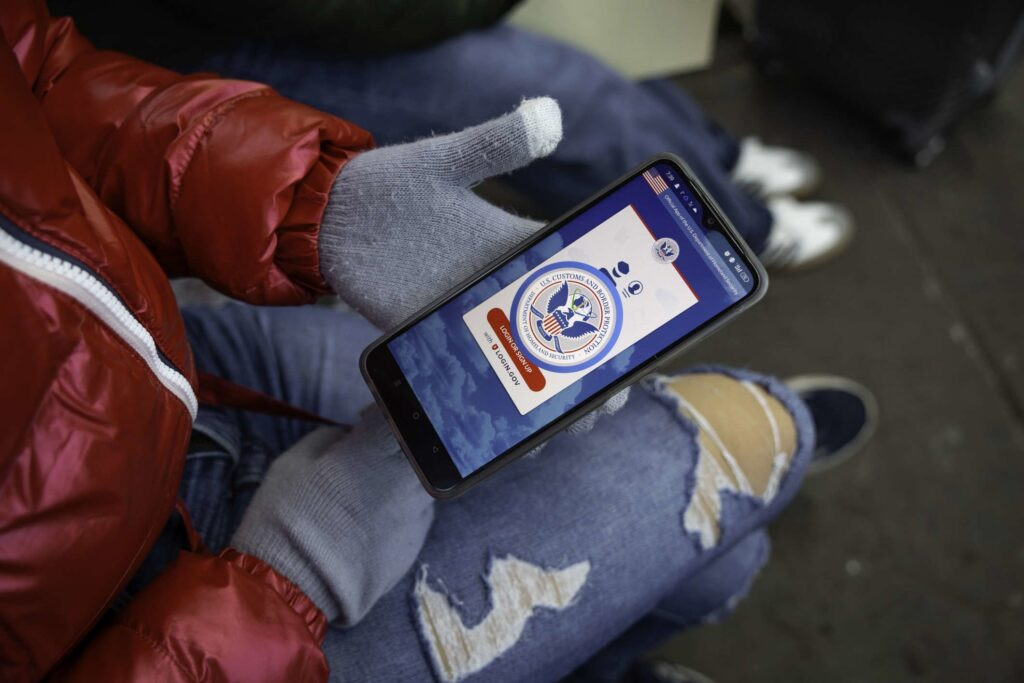 ÚLTIMA HORA | EE.UU. anuncia “bono navideño” de $3.000 a los extranjeros ilegales que se autodeporten a través de app CBP Home - AlbertoNews